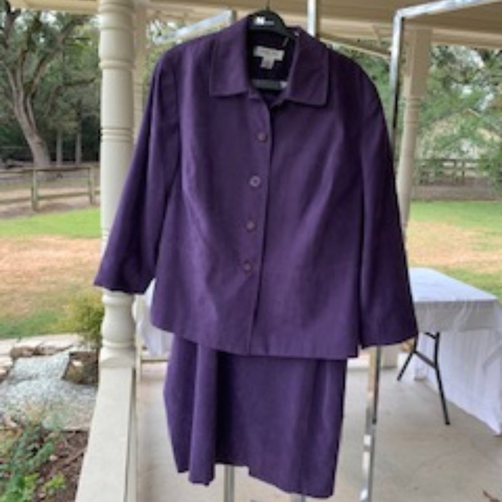 Judith Hart Woman. 18W Soft purple, suede feel. Jacket, skirt. 1980s